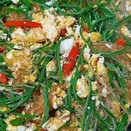 ผัดวุ้นเส้นชะอมใส่ไข่ หมูสับ กับข้าว