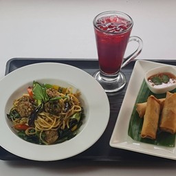 ชุดสปาเก็ตตี้ไส้อั่ว+ปอเปี๊ยะทอดไส้ผัก+น้ำสมุนไพร