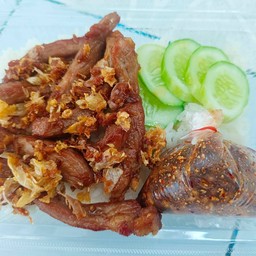 ข้าวหมูแดดเดียวทอดกระเทียม