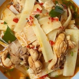 แกงยอดมะพร้าวอ่อนใส่หมู