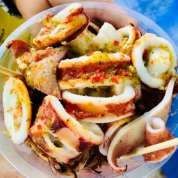 หมึกกล้วย 1 ตัว แถมฟรี! ไข่หมึกกล้วย 1 ไม้