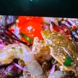 ตำปูม้ากุ้งสดลาวใส่เม็ดกฐินกับมะเขือเปราะ ไข่แดง