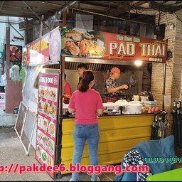 ครัวเปิดด้านหน้าโชว์การผัดให้เห็น