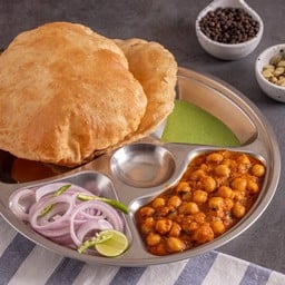 Chole Puri (แกงถ่ัวลกู ไกก่ ับแป้งทอด)