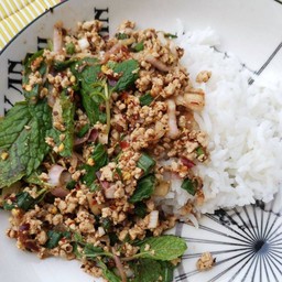 ลาบหมูราดข้าว
