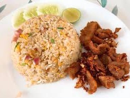 ข้าวผัดไก่ทอดกระเทียม