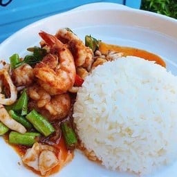 ผัดพริกแกงทะเลราดข้าว