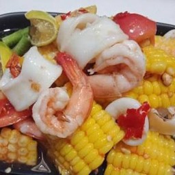 ยำข้าวโพดกุ้งลวกปลาหมึก