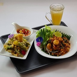 ชุดผัดไทยเส้นจันท์ +ผักรวมทอดกรอบ +น้ำสมุนไพร