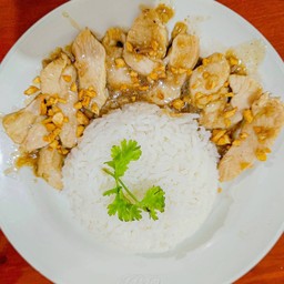 ไก่ชิ้นกระเทียม (กับข้าว)