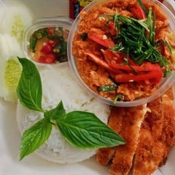 [อร่อยซ่ากับโค้ก] ชุดข้าวราดห่อหมกหมูผัดใบโหระพา+ไก่ทอด +  โค้ก ไม่มีน้ำตาล (กระป๋อง)