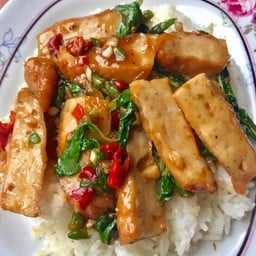 ข้าวราดกะเพราหมูยอทอด