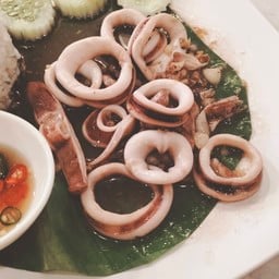 ข้าวปลาหมึกกระเทียม