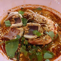 ก๋วยเตี๋ยวต้มยำทะเลน้ำคลุกคลิก
