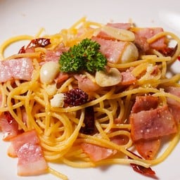 สปาเก็ตตี้เบคอนพริกแห้ง