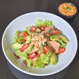สลัดอะโวคาโด้แซลมอนรมควัน (Smoked salmon Avocado salad)