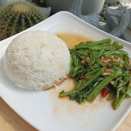 ข้าวผัดผักบุ้งไฟแดง
