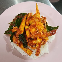 ผัดพริกแกงใส่ยอดมะพร้าว ราดข้าว