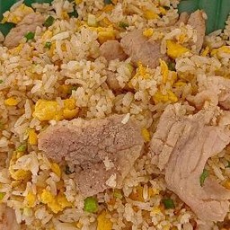 ข้าวผัดหมูกระเทียม