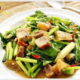 คะน้าหมูกรอบ