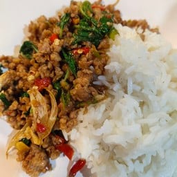 กระเพราหมูสับ