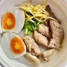 โจ๊กบางกอก ตลาดเมืองปทุมธานี อยู่ข้างหลังเซเว่น