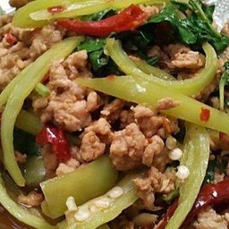 ข้าวหน้ากระเพราหมูสับใส่พริกหยวก