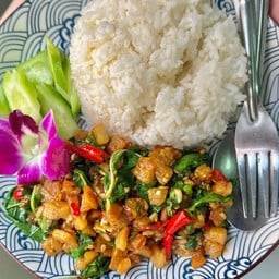 กะเพรากากหมูไข่ดาวราดข้าว