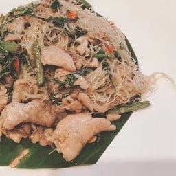 ผัดหมี่กระเฉดหมูชี้น
