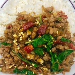 ข้าวราดกะเพราวุ้นเส้นหมูสับผัดพริกแห้ง