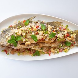 ปลากะพงทอดลุยสวน