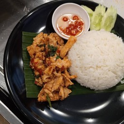 ข้าวราดผัดกระเพราไก่