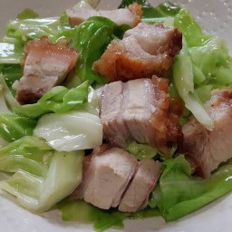 ผัดผักกาดขาวหมูกรอบราดข้าว