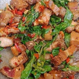 กะเพราหมูกรอบ