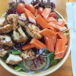 สลัดอกไก่พริกไทยดำหั่นเต๋า+ปูอัด