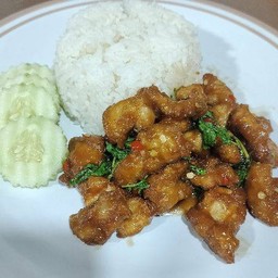 ข้าวกระเพราหมูทอด