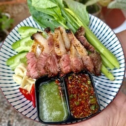 ข้าวหน้าเนื้อย่างน้ำจิ้มแจ่ว