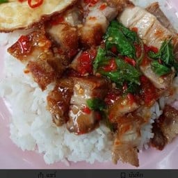 กะเพราหมูกรอบราดข้าว