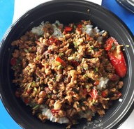 ข้าวกระเพราเนื้อชิ้นติดมัน