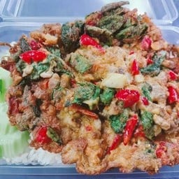 ข้าวไข่เจียวหมุูกะเพราทรงเครื่อง