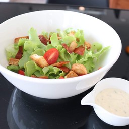 สลัดเบคอนทอดซอสงาญี่ปุ่น