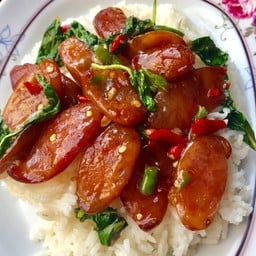 ข้าวราดกะเพรากุนเชียงทอด