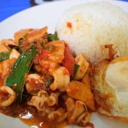 ผัดพริกแกงปลาหมึกราดข้าว