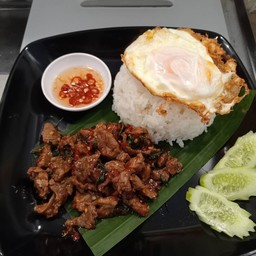 ข้าวราดผัดกระเพราเนื้อ