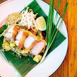 ผัดไทยหมูกรอบ