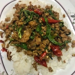 ข้าวราดกะเพราปลาเค็มหมูสับผัดพริกแห้ง