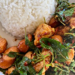 กะเพราแท้ไก่ไส้กรอกรมควัน