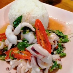 ข้าวราดกระเพราหมึก