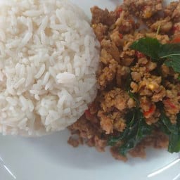 กระเพราหมูสับราดข้าว