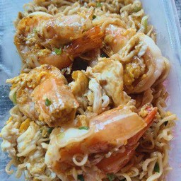 มาม่าผัดไข่ไส่ต้นหอม